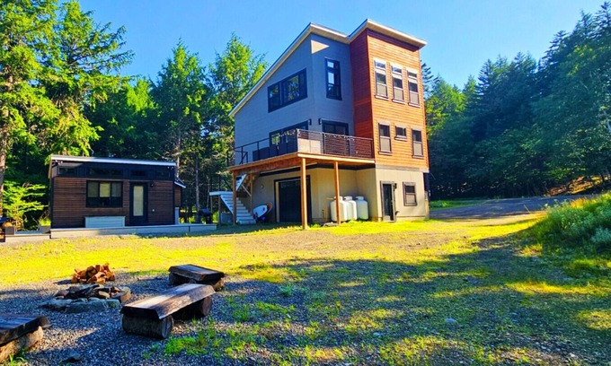 Beaver Cove Chalet De Esquí | Modern Moosehead Lake Chalet with Private Deck