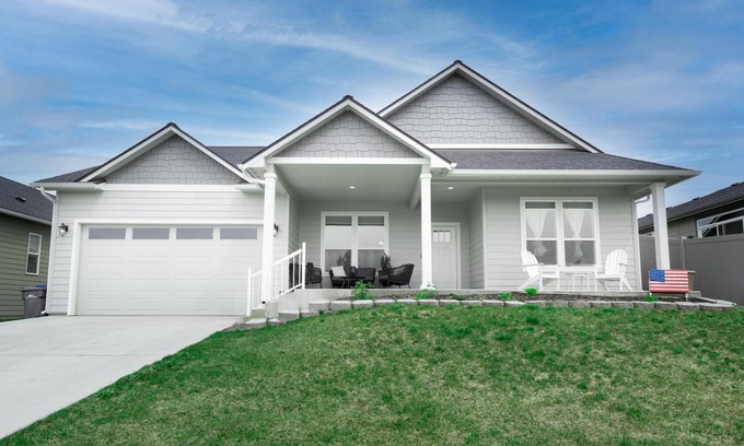 East Wenatchee Casa | Modern Mount Oasis - King Bed, Mountain Views, open floor plan & Hot Tub!