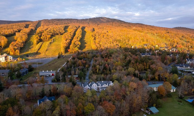West Dover Casa | Modern Mount Snow Gnarvana - Balcony/Pet-Friendly/Walk to Lifts & Lodge