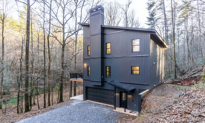 Dahlonega Casa | Modern Mountain Escape-Hot Tub/Creek/Games Galore/3-Bedrooms!