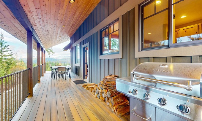 Cle Elum Cabina | Modern mountain home with two cabins, hot tub & stunning views