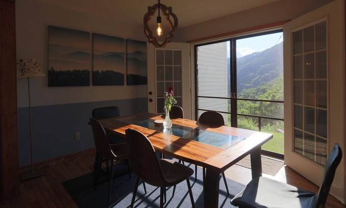 Marshall Casa | Modern Mountain House - River Views & Walk to Town