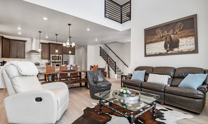 Park City Casa | Modern Mountain Retreat | Sleeps 15 | Resort Views, Minutes to Skiing, Packed with Amenities!