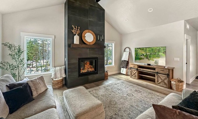 Donnelly Casa | Modern Mountain Retreat with Hot Tub