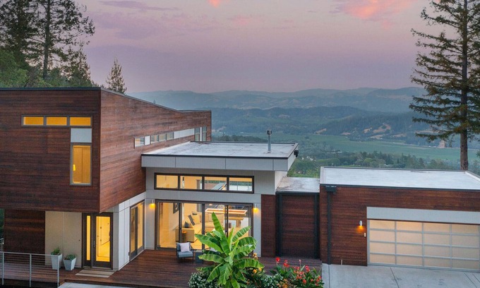 Healdsburg Casa | Modern Mountain Top Retreat