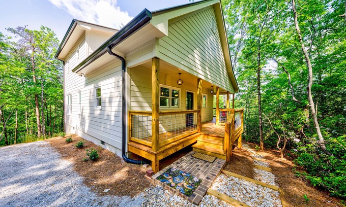 Dahlonega Cabina | Modern mountain-view retreat with private deck, firepit, grill, fireplace, & W/D