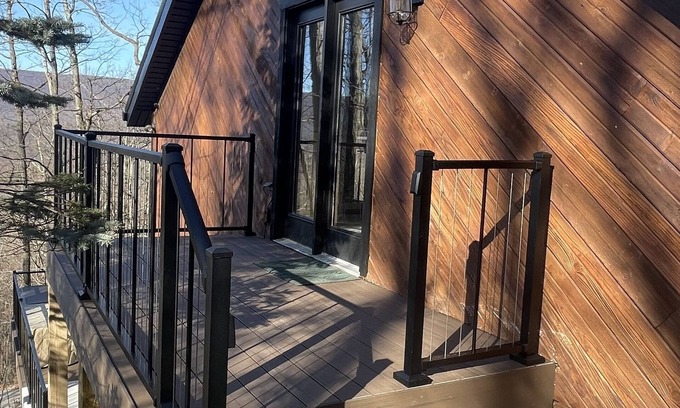 James Creek Casa | Modern Mountainside Retreat with Hot Tub, Wifi, Kitchen, & Scenic Views