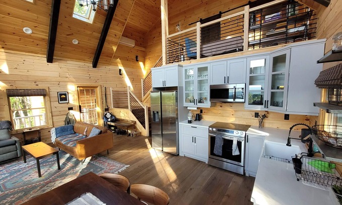 Bergton Cabina | Modern Mountaintop Log Home with Amazing Views!