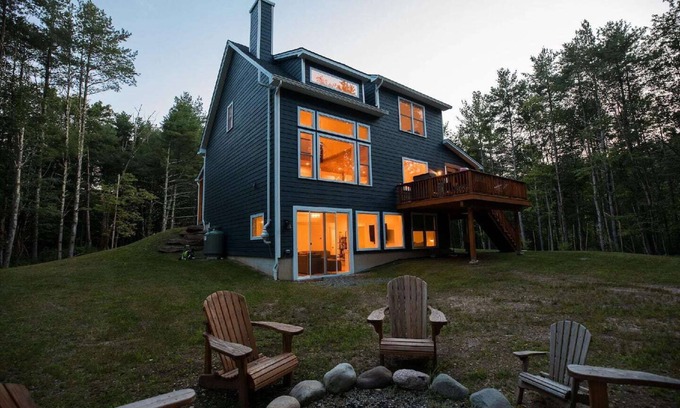 Saugerties Casa | Modern Mtn House: Sauna, Fire Pit + Screened Porch