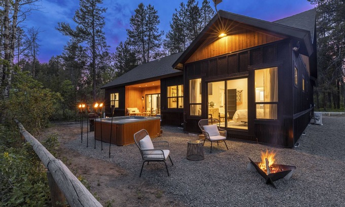 Donnelly Cabina | Modern Mtn Retreat: Lakefront, Direct Beach Access & Hot Tub by Tamarack Resort