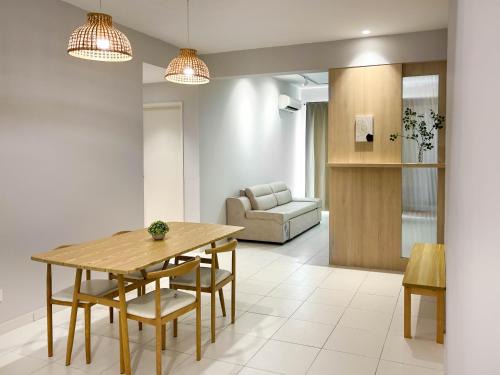 Seri Tanjung Pinang Apartamento | Modern Muji 3 Bedder Retreat with Netflix & Fast WiFi