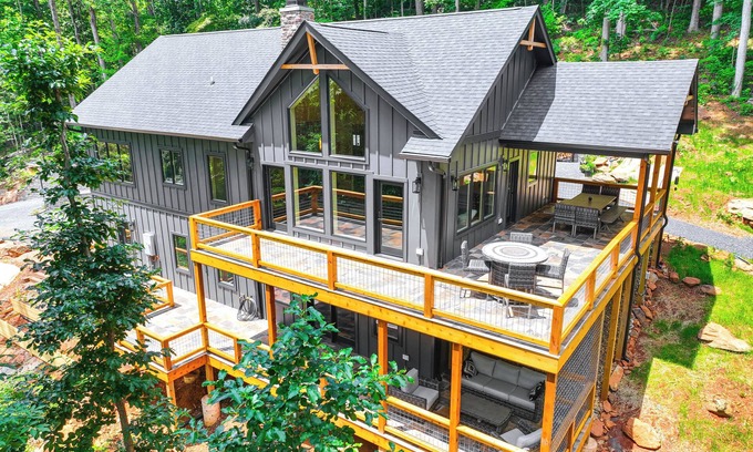 Nellysford Cabina | Modern Nellysford Getaway w/ View: Deck & Fire Pit