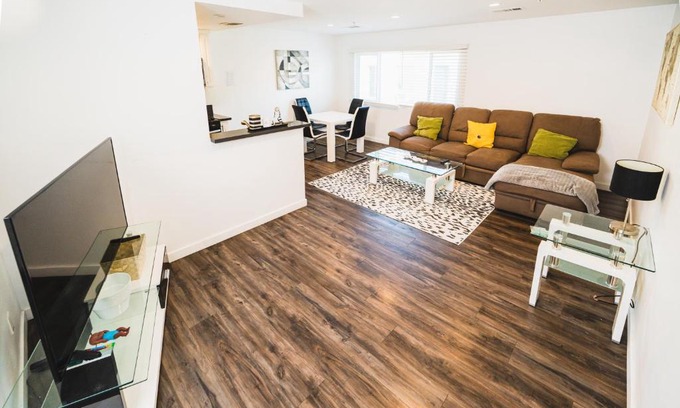 Wilshire Apartamento | Modern New Close to Downtown LA 1 Bedroom with Parking