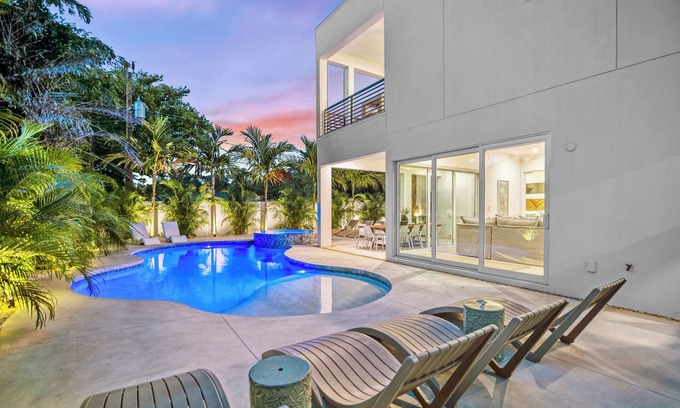 Arlington Park Casa | Modern New Home - Private Pool, Spa, Rooftop Deck, Game Room, & More!