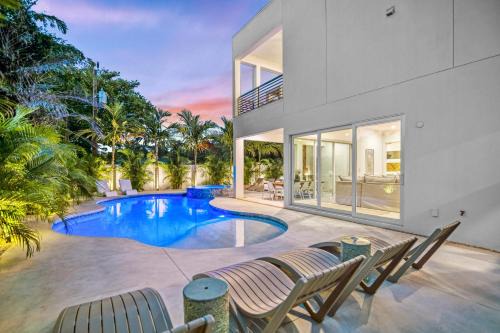 Arlington Park Casa | Modern New Home - Private Pool, Spa, Rooftop Deck, Game Room, & More!