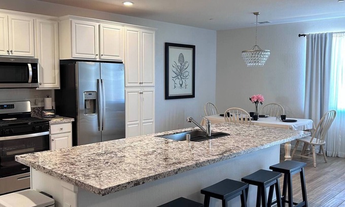 Reedley Casa | Modern Newly Built 3 BD with 4 beds/2 BA Home - Near 3 Nat. Parks & 3 major HWYs