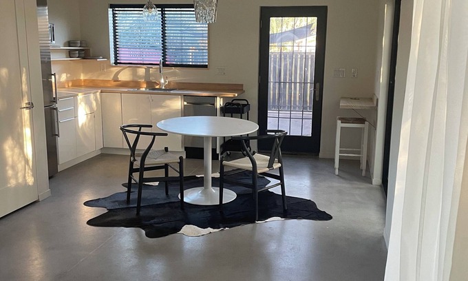 F. Q. Story Apartamento | Modern, newly built detached guest house in historic CenPho, bordering DT PHX