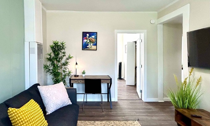 Renton Casa | Modern & Newly Renovated-Centrally located/King Bed/Free Parking