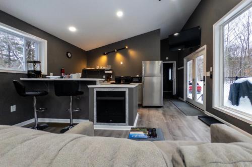 Nimitz Apartamento | Modern Nimitz Cabin on 19 Acres with Fireplace and WiFi