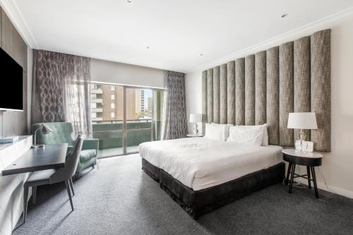 Chinatown Apartamento | Modern Nomads Beautiful King Studio with Indoor Pool & Balcony
