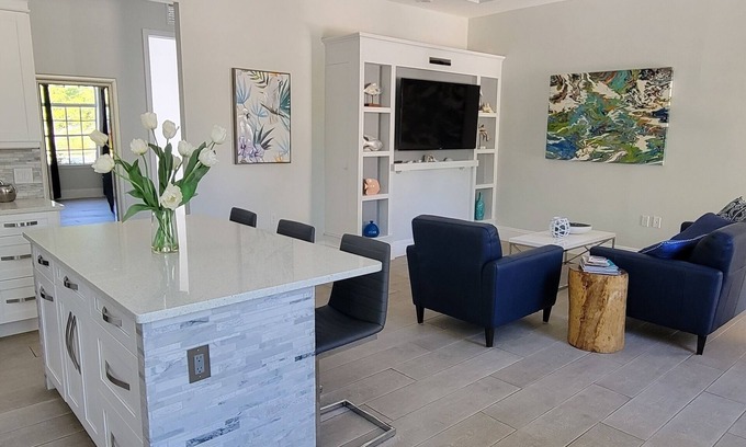 Oakes Estates Casa | ¡De Nueva construcción! ¡Moderna villa en el norte de Nápoles en 3 acres!