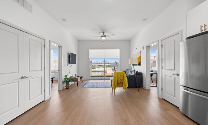 Downtown Louisville Apartamento | Modern Nulu 2BR Cozysuites 02
