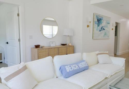 Pinewood Park Casa | Modern Oasis 4 bedroom 2 bathroom- Sleeps 12