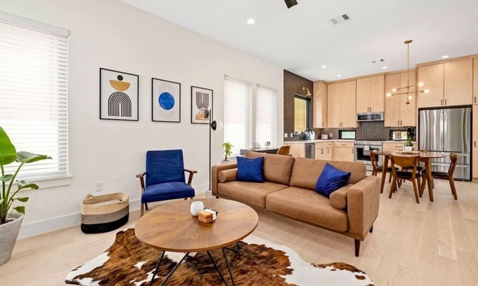 Elmhurst Heights Casa | Modern Oasis - Close to Downtown - Private Yard + 1 Car Garage