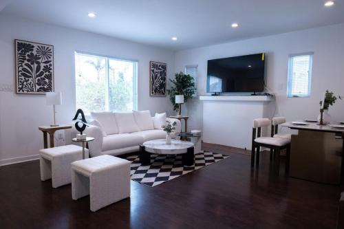West Los Angeles Casa | Modern Oasis Close to UCLA & Beverly Hills