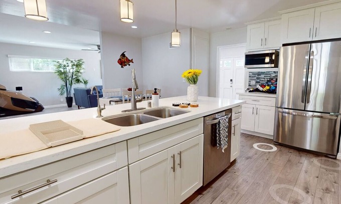 Orange Casa | Modern Oasis for Families & Business, Pets OK, EV charger