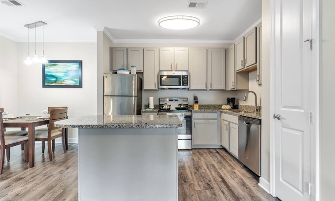 Hickory Apartamento | Modern Oasis I Free Parking I Pool I Hawks