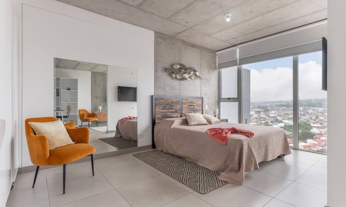 Curridabat Apartamento | Modern Oasis iFreses, 18th floor! AC, TV and Pool