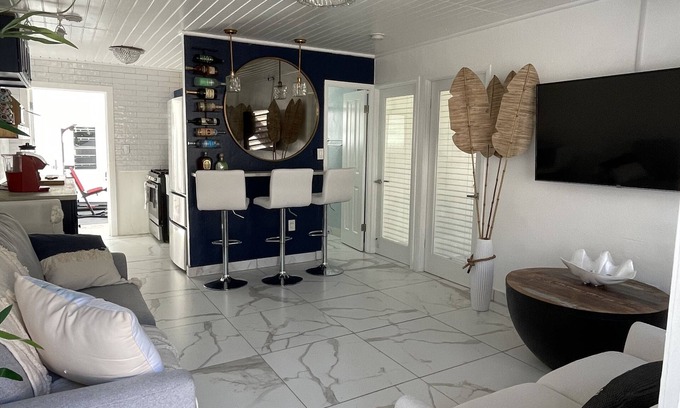 Estate Annas Retreat Casa | Modern oasis loaded w/amenities! 5-8 mins to the beaches, shops dining & ferries
