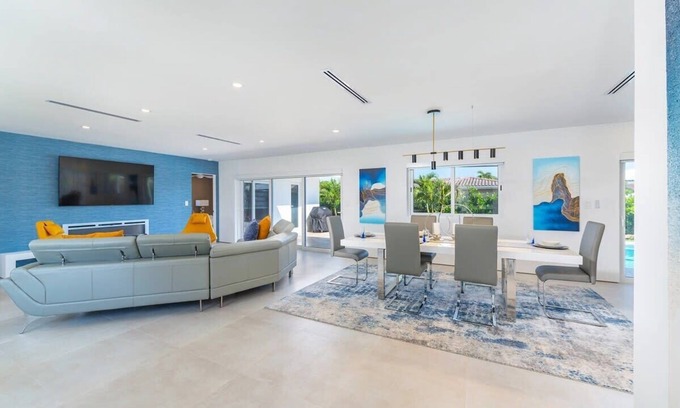 Imperial Point Casa | Modern Oasis With Heated Pool Quick Drive To Beach