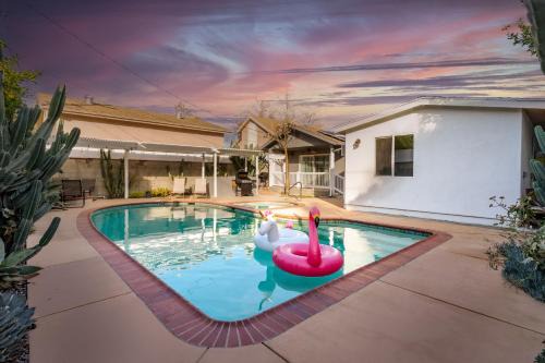 Burbank Casa | Modern Oasis with Pool & Jacuzzi near Universal Studios
