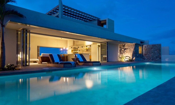 Micoud Villa | Moderna casa frente al mar con piscina, cancha de tenis privada y duchas al aire libre