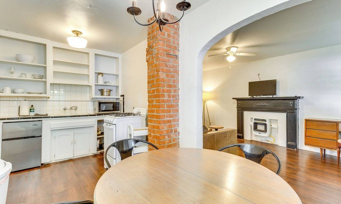 Central Oklahoma City Cabaña | Modern OKC Duplex in Plaza: Steps to Shops & Bars!