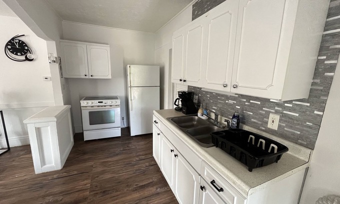 Biddeford Apartamento | Modern One-bedroom apartment in downtown Biddeford