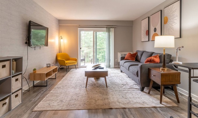 Crabtree Apartamento | Modern One Bedroom | Balcony Views | Pets Welcome!