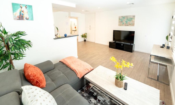 Wilshire Apartamento | Modern One Bedroom in Koreatown Close to Downtown LA with Private Parking