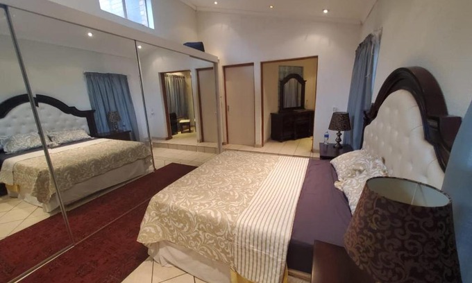 Greater Johannesburg Metropolitan Area Apartamento | Modern One-Bedroom Retreat in Midrand