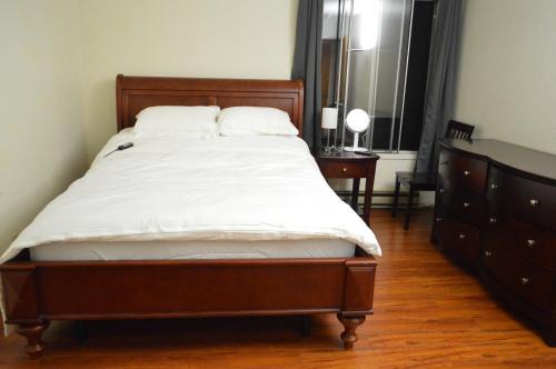 Berkeley Apartamento | Modern One Bedroom Unit, Sofa Bed, Adjustable Queen Bed, 75 Inch Smart TV and Indoor Secure Parking
