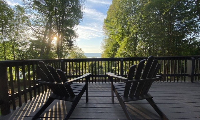 Lake George Casa | Modern open concept house w/Lake George views, private beach- 5 mins to village