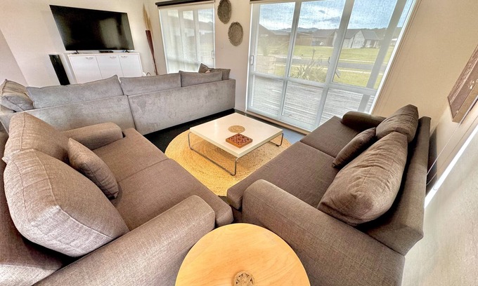 Matarangi Casa | Modern, open plan & spacious. Walk to Estuary. Perfect for families & friends.