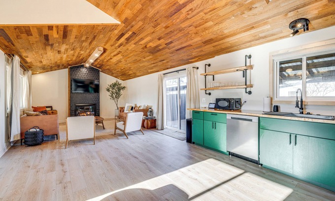 Tierra Del Mar Cabaña | Modern Oregon Cottage w/ Hot Tub: Walk to Beach!