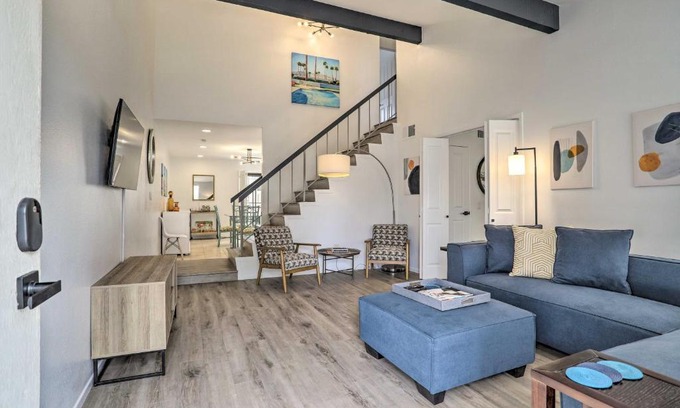 Palm Springs Casa | Modern Palm Springs Townhome Near Golf Courses