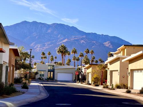 Palm Springs Casa | Modern Palm Springs Retreat Poolside Relaxation Scenic Views