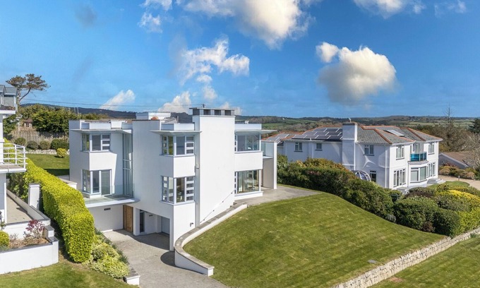 Carlyon Bay Casa | Modern, panoramic sea views near Charlestown & Fowey