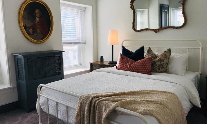 Roxborough-Manayunk Apartamento | Modern Parisian Apartment in the Heart of Manayunk