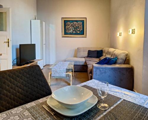 Szentimrevaros Apartamento | Modern Parkside Garden View Apartment